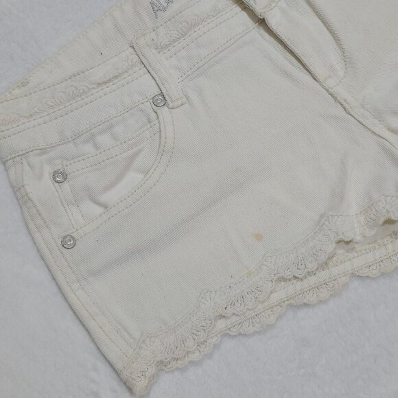 Almost Famous ✦ Lace-Trim Denim Shorts ✦ White Cotton/Spandex Cutoffs Sz 7 EUC - Picture 6 of 10